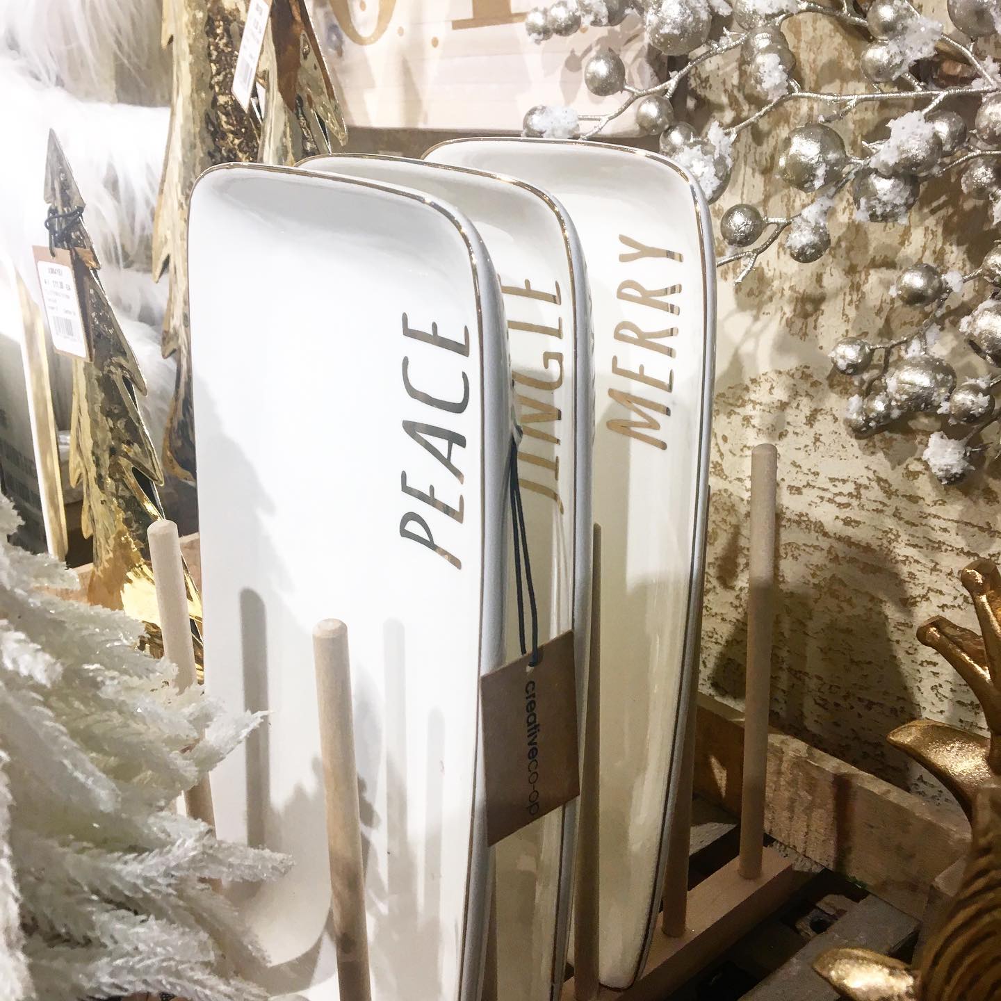 Merry Holiday Décor For Your Table